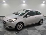 la photo d'une voiture blanche garée dans un garage