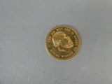 une pièce d'or sur laquelle figure le visage d'un homme