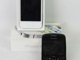 un téléphone portable posé à côté d'une boîte sur une table