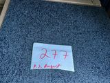 un morceau de papier posé sur un tapis bleu