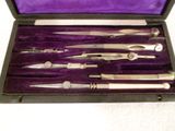 Cet étui doublé de velours violet contient six types différents de couverts