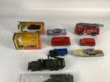 beaucoup de petites voitures et de camions sur la table