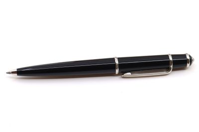 un stylo posé sur une surface blanche