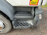 un gros plan du pare-chocs avant d'un camion sur lequel figure un panneau d'avertissement
