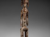 une image représentant une statue en bois d'une femme