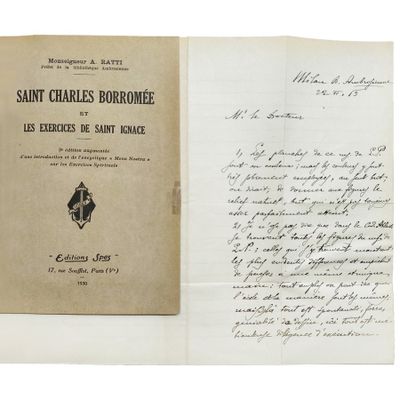 un vieux livre sur lequel est posée une lettre manuscrite, posé à son tour sur une feuille de papier