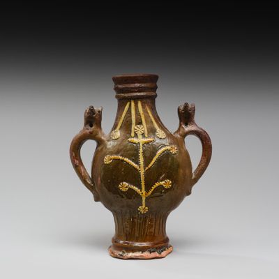 l'image d'un vase brun posé sur une table