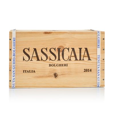 La boîte en bois contient une bouteille de sassicia.
