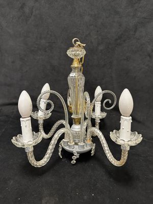 un lustre argenté à cinq branches sur fond noir