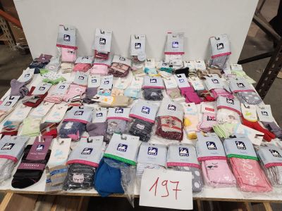 Lot composé d’environ 56 paires de chaussettes et collants p…