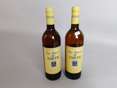 deux bouteilles de vin posées l'une à côté de l'autre sur une table