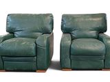 une paire de fauteuils inclinables en cuir vert, avec des pieds et des accoudoirs en bois