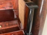 un escalier en bois avec des tiroirs en dessous