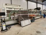 une grande machine qui se trouve dans un entrepôt