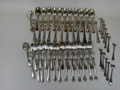 beaucoup de cuillères en argent et de cuillères sur la table