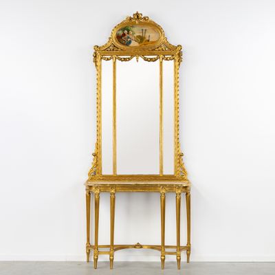un miroir doré et une table dorée dans une pièce blanche