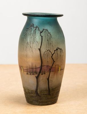un vase sur lequel figure l'image d'un arbre