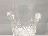 un vase en verre posé sur une table