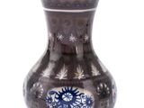 un vase orné d'un motif bleu et blanc