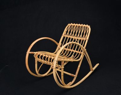 un fauteuil à bascule en bois sur un fond noir