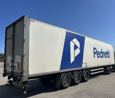 un camion semi-remorque garé dans un parking