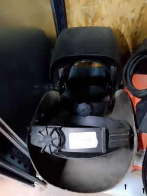 un casque et des lunettes de protection posés sur une étagère dans une pièce
