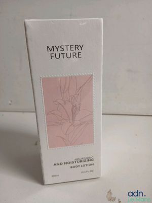 un flacon de parfum posé sur une table blanche