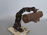 sculpture représentant un tonneau en bois auquel est attachée une chaîne sur le côté