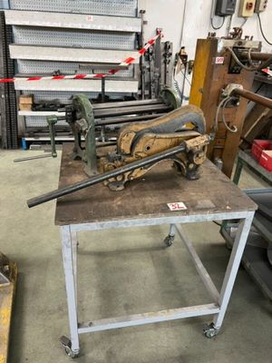 une machine posée sur une table dans une pièce