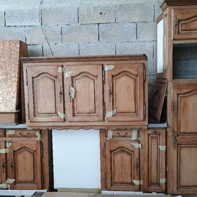 de nombreux meubles dans une pièce dont l'un des murs est en briques
