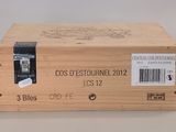 une boîte en bois sur laquelle est collée une étiquette portant l'inscription « cos d'Estournel 2012 »