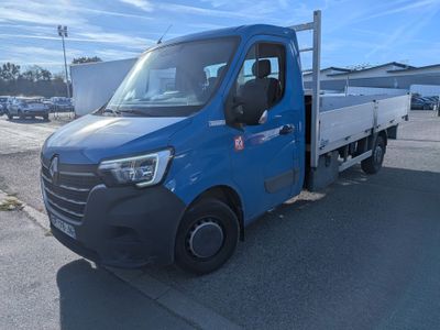une photo d'un camion bleu garé sur un parking