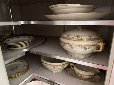 de nombreuses assiettes et bols sur les étagères du placard