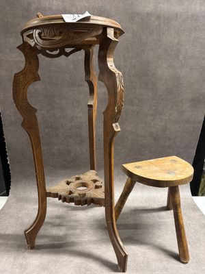 une petite table en bois avec un tabouret à côté