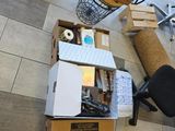 un bureau avec une chaise, une chaise et des cartons par terre