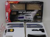 un petit train qui se trouve dans une boîte posée sur la table