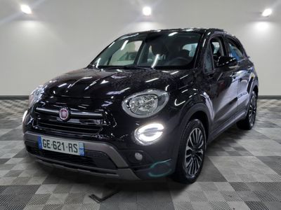 Le SUV Fiat noir est garé dans une pièce au sol carrelé en damier.