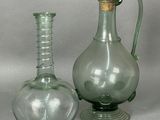 deux vases en verre posés l'un à côté de l'autre sur une table