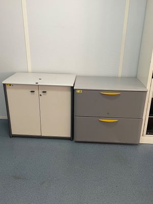 deux tiroirs et une armoire dans un coin de la pièce