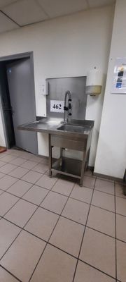 une cuisine avec un évier et un réfrigérateur