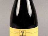 une bouteille de vin posée sur une table