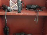 une bibliothèque rouge sur laquelle sont posées deux radios