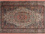 un tapis persan ancien orné d'un motif en médaillon sur fond rose