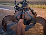 une machine rouillée abandonnée sur le bord de la route