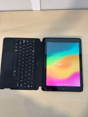 une tablette et un ordinateur portable posés sur une table