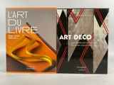 deux boîtes de livres Art déco posées sur une surface blanche