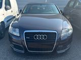 Une Audi est garée sur un parking, à côté d'autres voitures