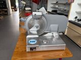 une machine posée sur une table dans la cuisine