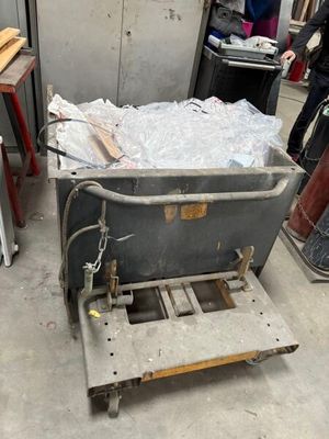 une valise posée sur un chariot dans le garage