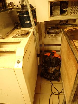 une photo d'une cuisine sale avec un évier et une cuisinière
